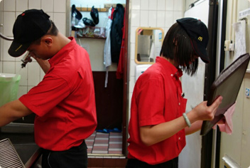 校外工作隊之麥當勞速食店進行餐盤及環境清潔工作照片