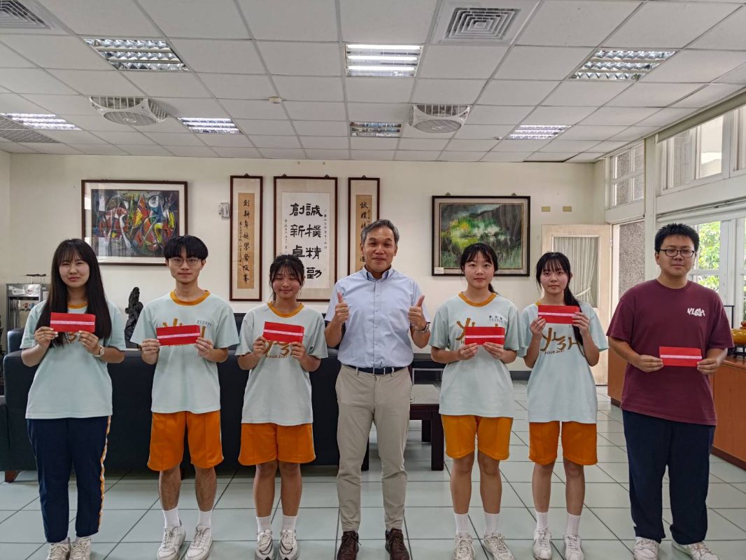 校長與全國語文競賽苗栗縣複賽獲獎同學合影
